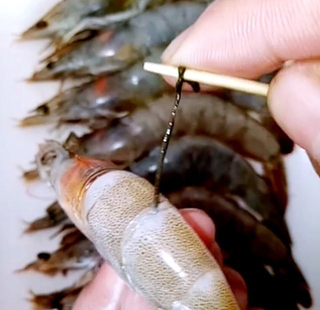 Comparaison de crevettes avec et sans la ligne digestive retirée