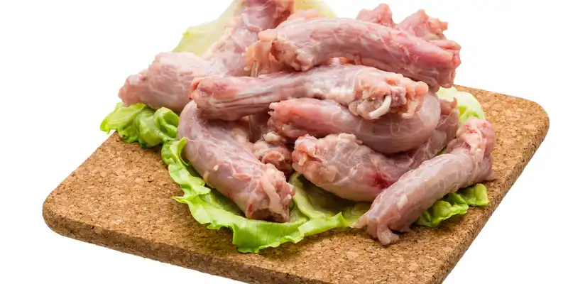 Cou de poulet cru avec peau