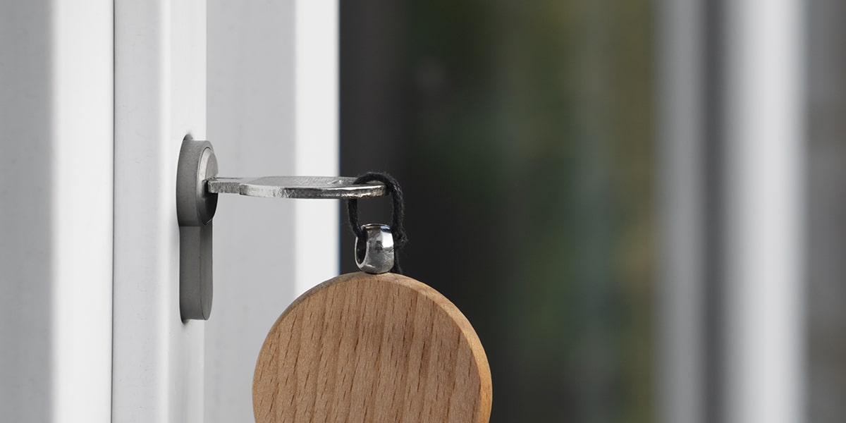 Une main tenant une clé, métaphore du choix d'ouvrir ou de fermer une porte dans sa vie personnelle