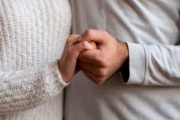 Couple se tenant tendrement les mains