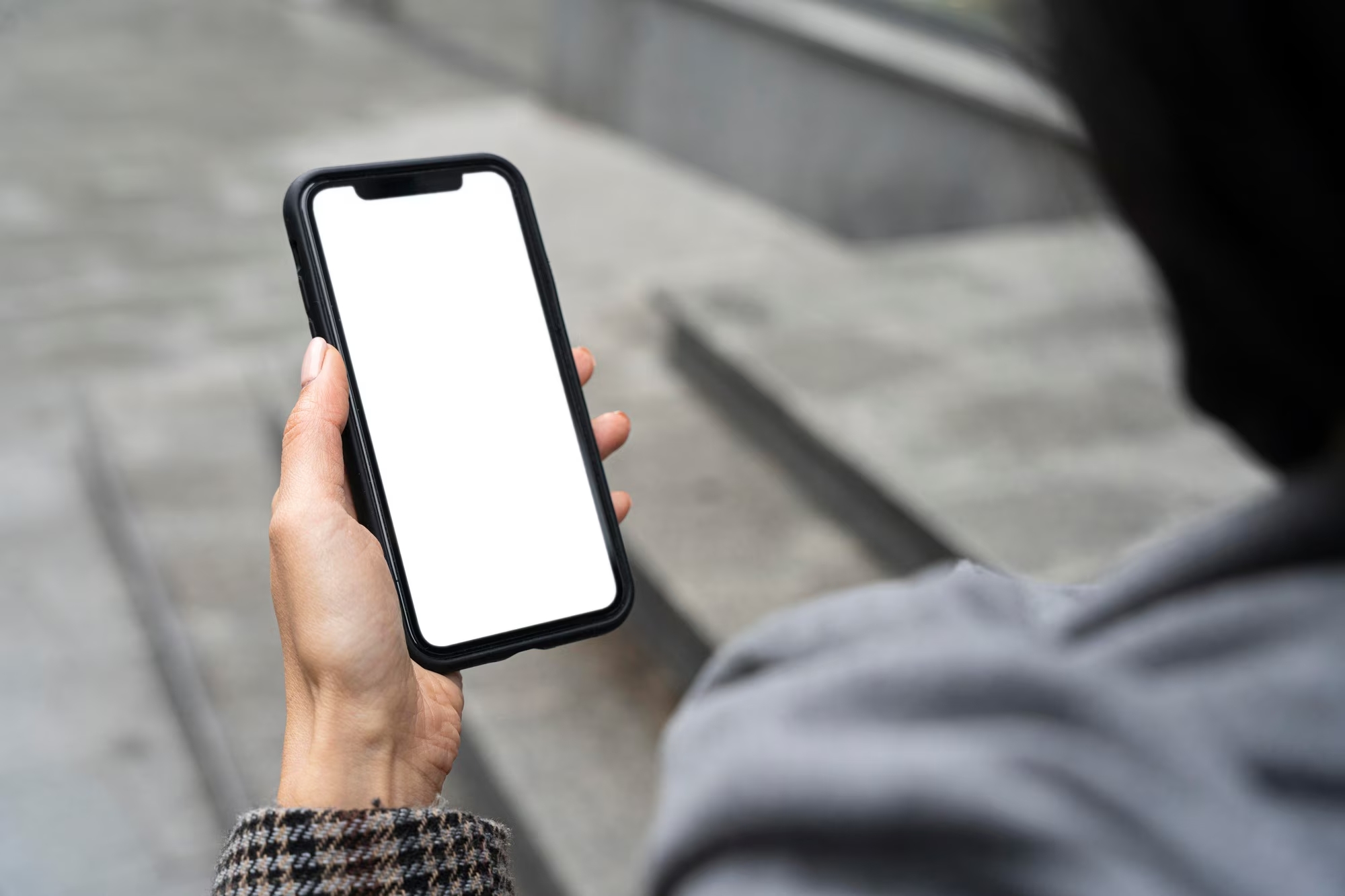 Main tenant un smartphone avec point vert visible