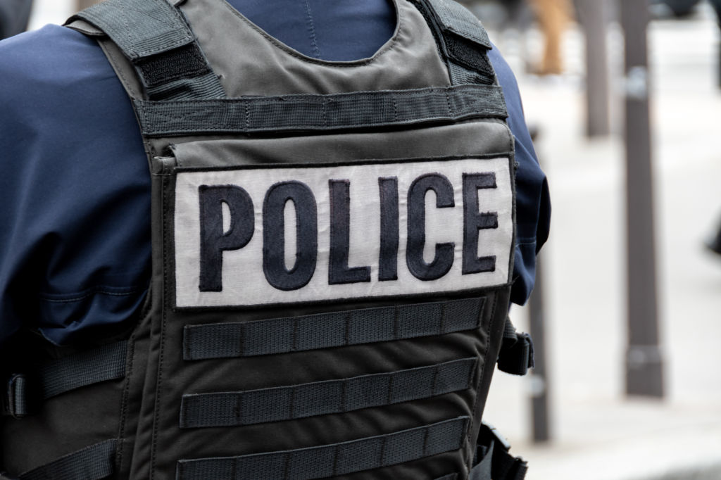 Détail d'un gilet pare-balles de police française avec marquage