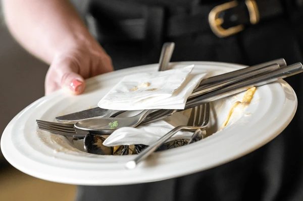 Aider un serveur à débarrasser : ce que ce simple geste révèle sur votre personnalité selon la psychologie