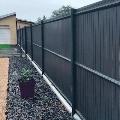 Clôture contemporaine noire occultante