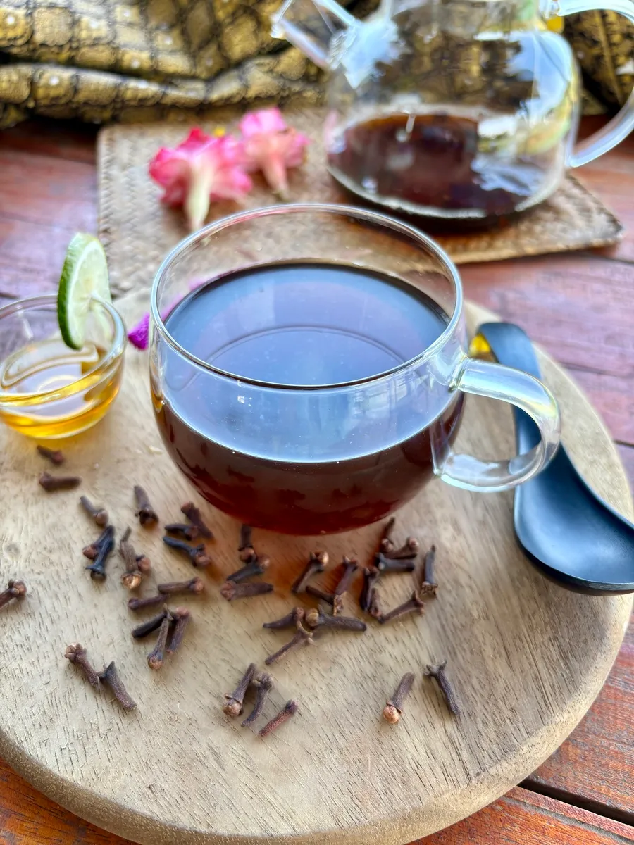 La tisane au clou de girofle : un trésor insoupçonné dans votre cuisine