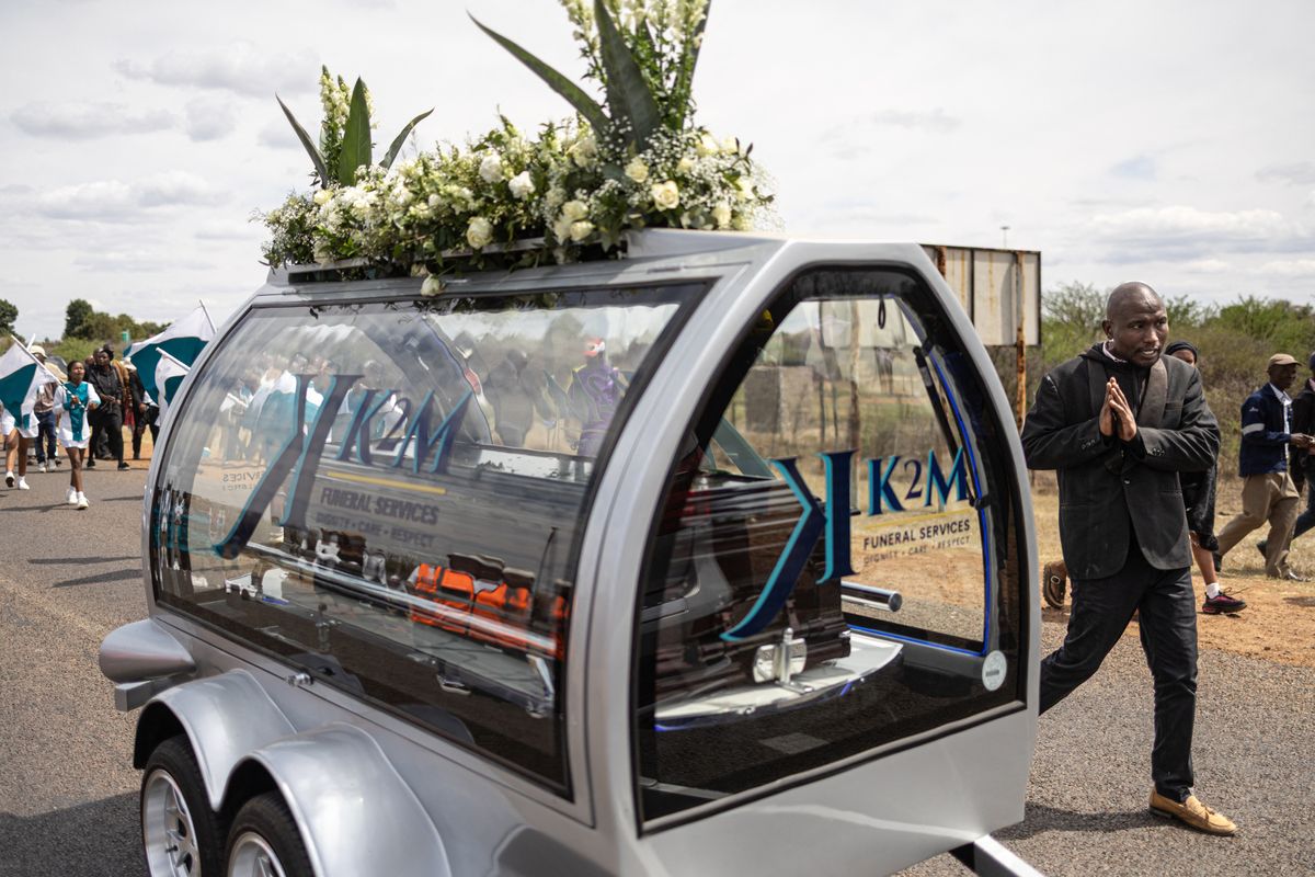 Mourners walked with Elizabeth's coffin