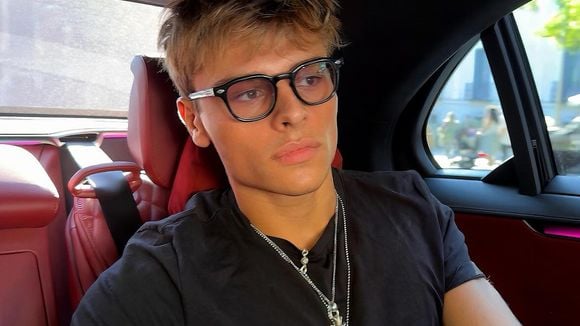 22 ans de Cameron Smet : au milieu de David Hallyday, Sylvie Vartan et sa fille Darina, une certaine Joséphine se fait remarquer - Ode (Purepeople)