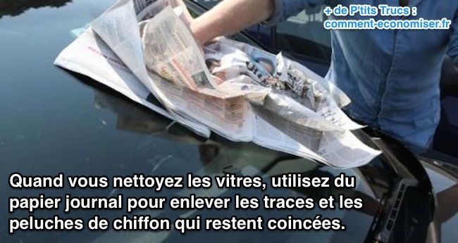 utilisez du papier journal pour enlever les traces et les peluches de chiffon qui restent coincées.