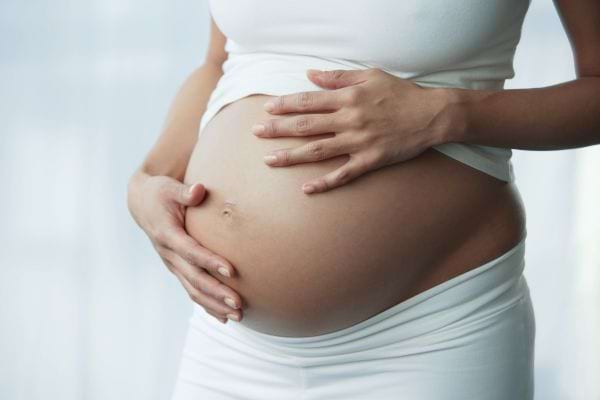 gros plan sur le ventre d'une femme enceinte