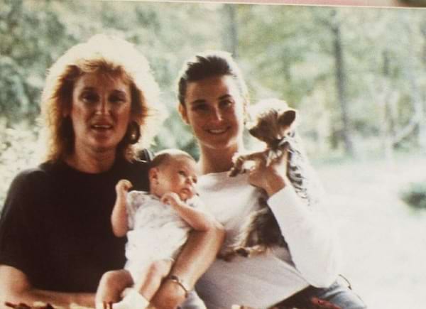 Portrait de Demi Moore jeune avec un chien, un bébé et une femme plus âgée