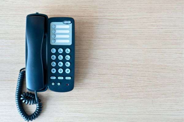 Téléphone noir classique vu du dessus.