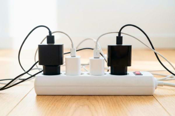 Multiprise avec plusieurs chargeurs et câbles branchés