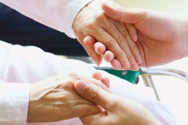 Une main chaleureuse enveloppe celle d'une autre personne