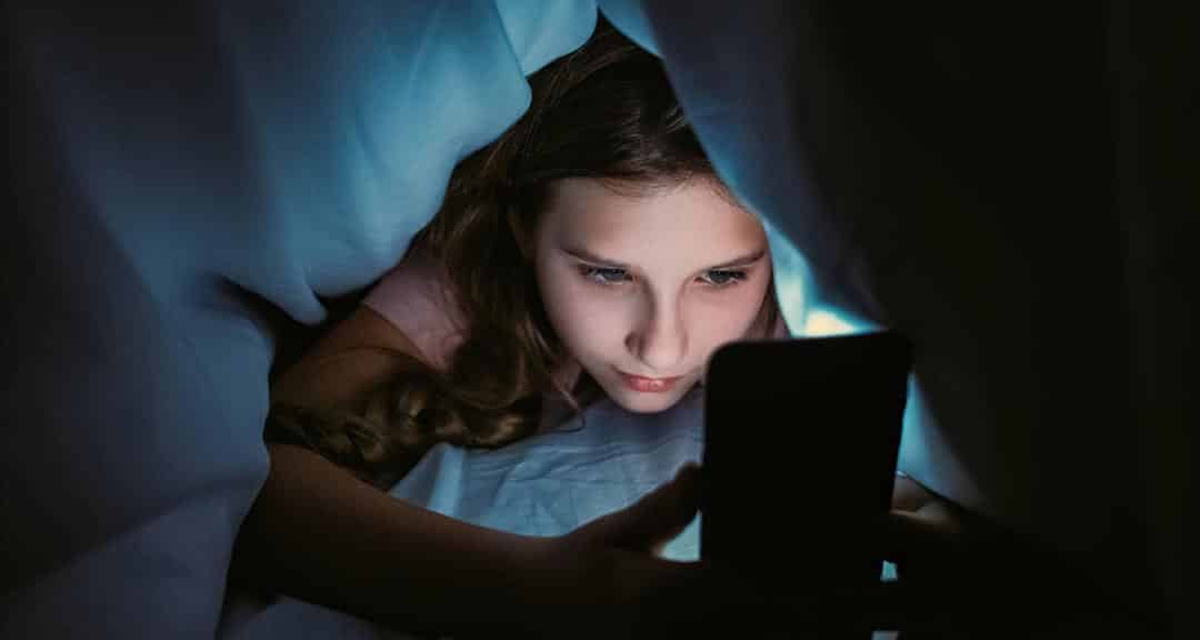 Quand une fille annonce son mariage virtuel à son père, sa réponse fait le buzz