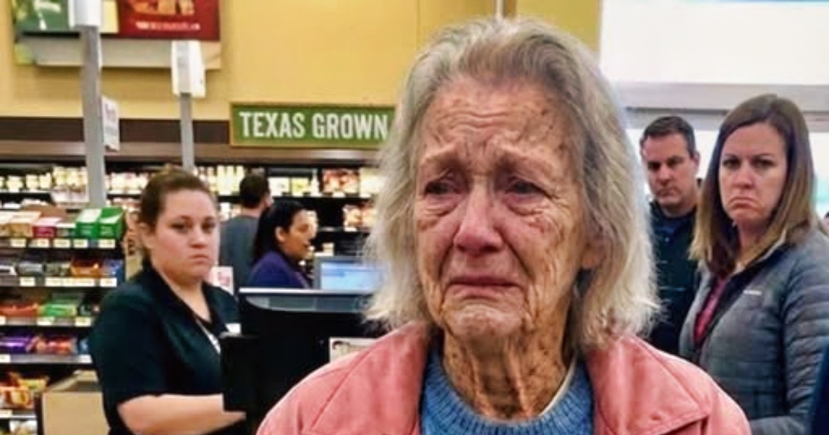 Une mère et une grand-mère échangeant un sourire au supermarché