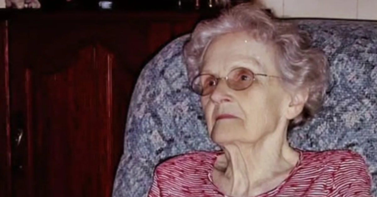 Une table de fête joliment dressée, contrastant avec une ambiance familiale tendue