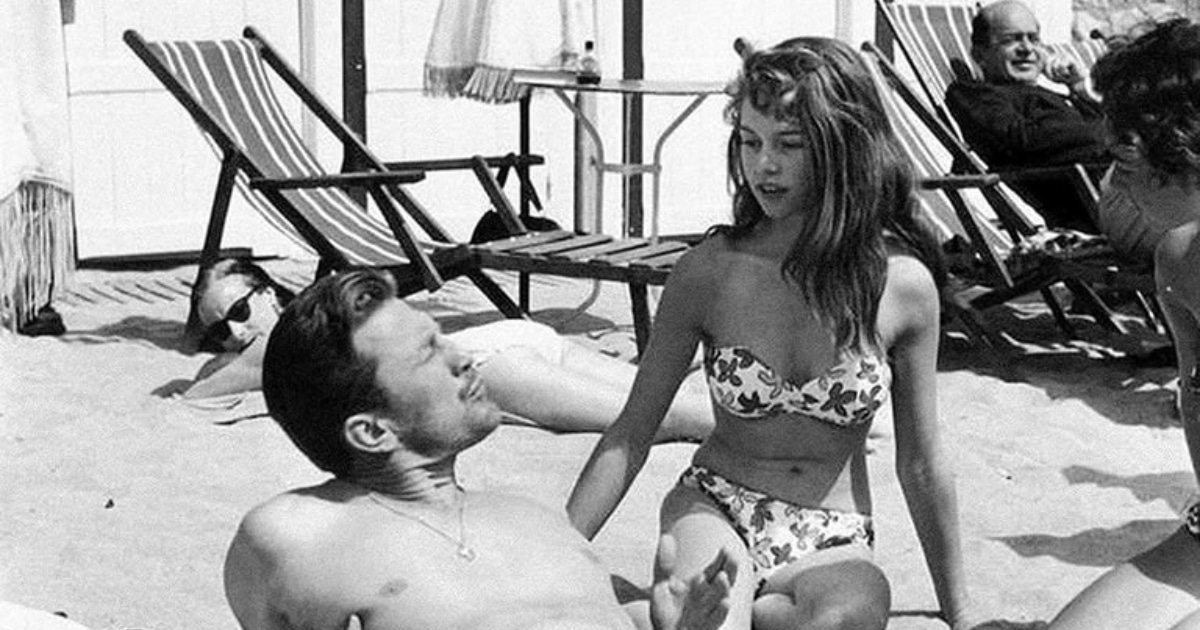 Photographie de Brigitte Bardot et Kirk Douglas sur une plage.