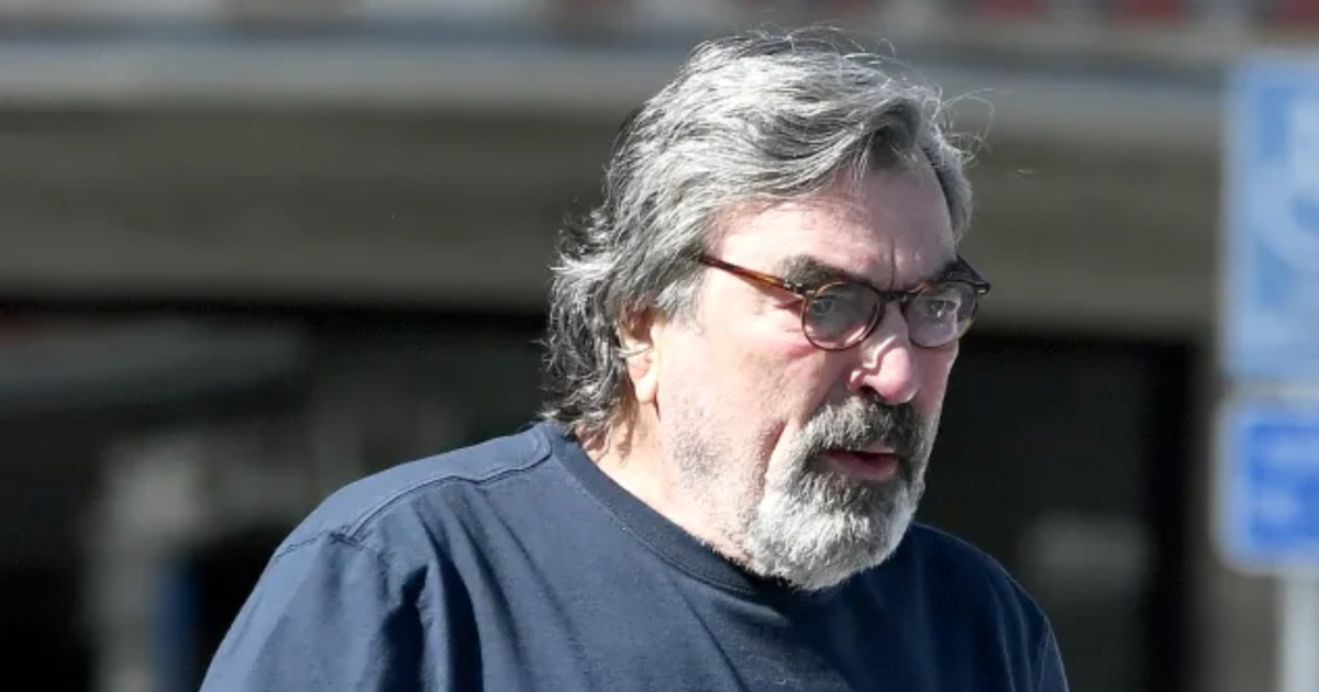 Collage de photos de Tom Selleck à différentes époques de sa carrière