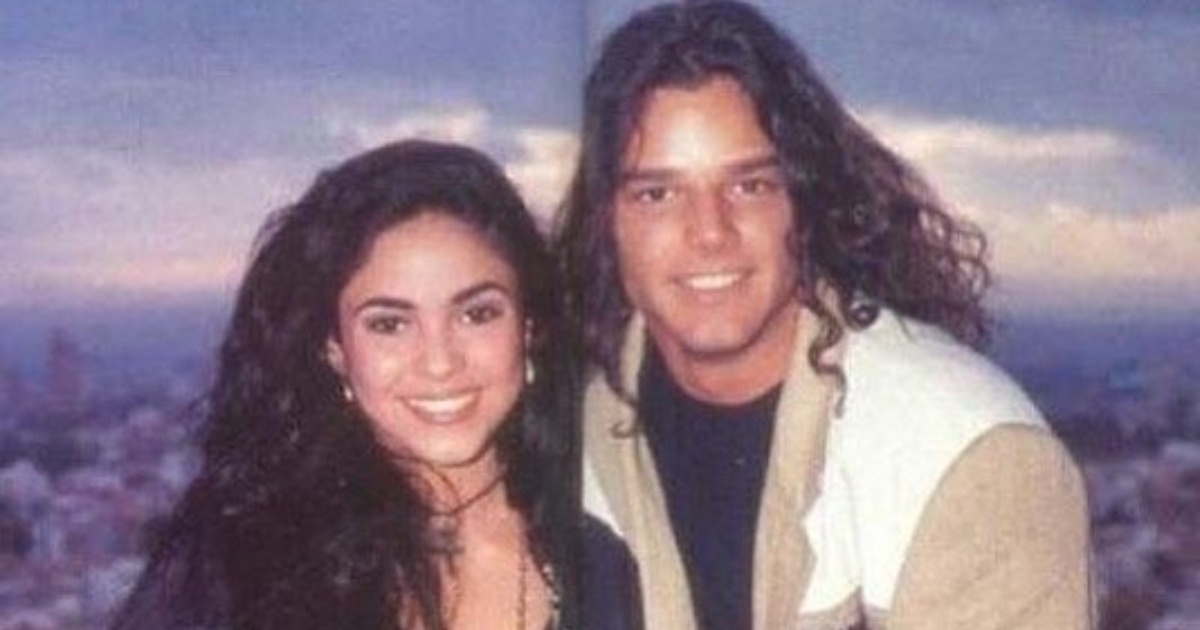 Collage photo montrant Shakira et Ricky Martin jeunes dans les années 90