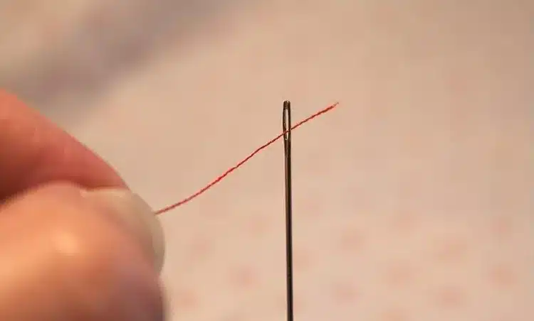 Atelier de couture bien éclairé avec du matériel organisé