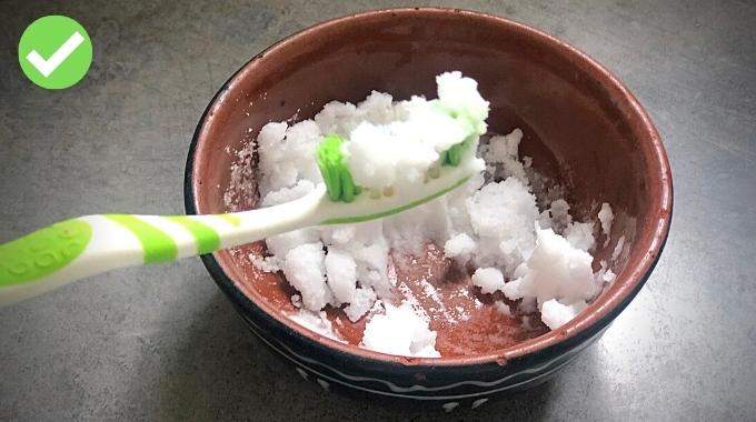 Préparation d'une pâte de bicarbonate de soude pour soin dentaire