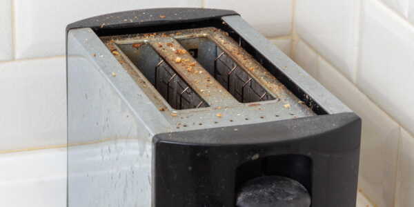 Intérieur d'un grille-pain à nettoyer