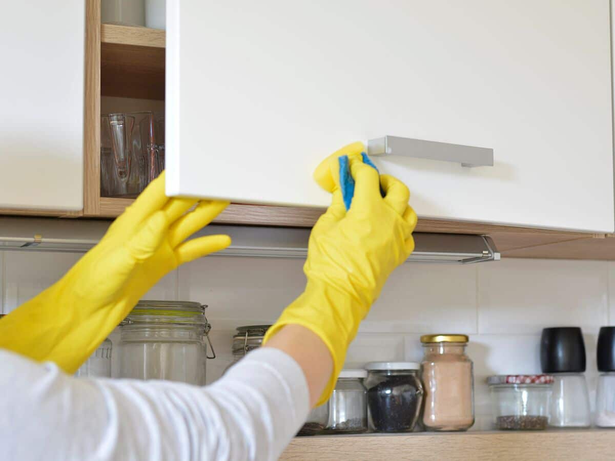 Nettoyage approfondi d'un placard de cuisine