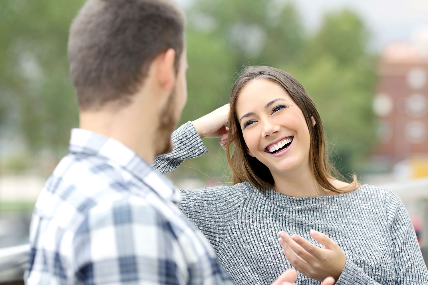 Femme souriante et détendue, illustrant une communication non verbale positive