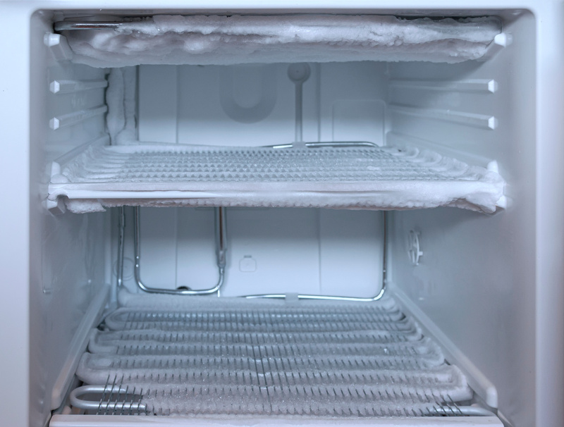 Comment dégivrer son congélateur sans le débrancher : la technique maline qui fait fondre le givre