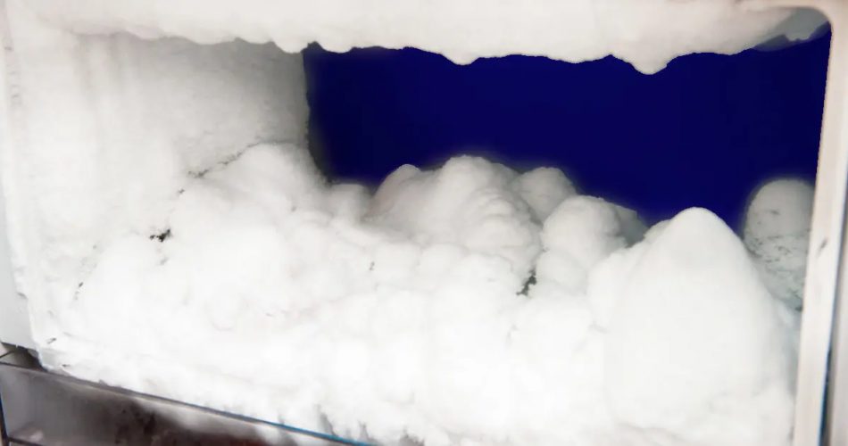 Congélateur avec une couche de givre visible