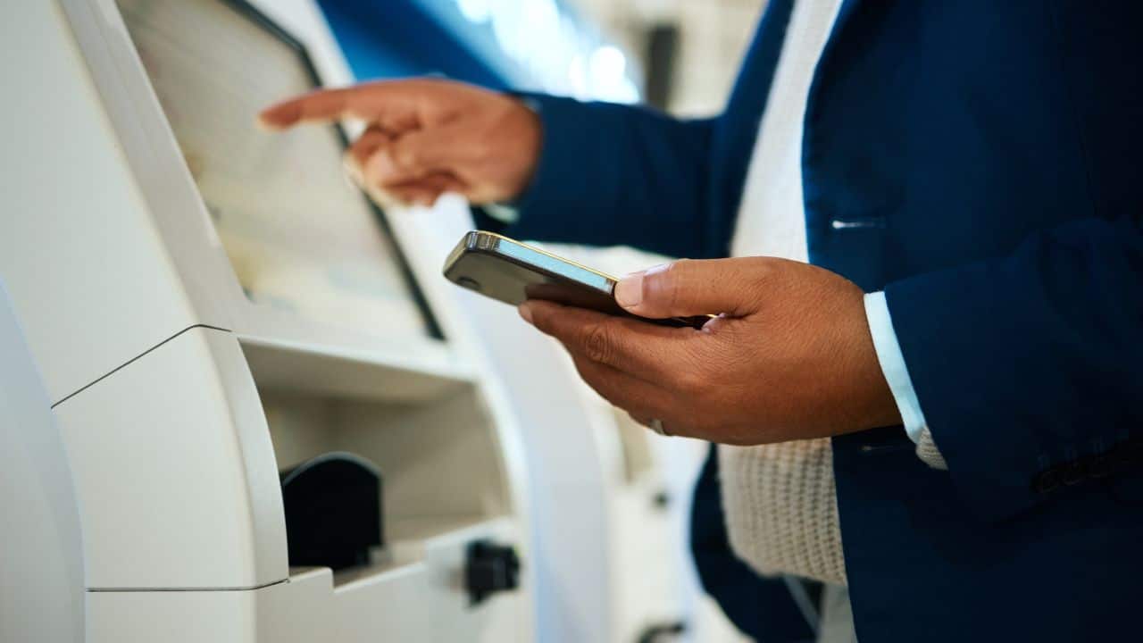 Distributeur bloqué, argent débité mais non reçu : le guide complet pour être remboursé