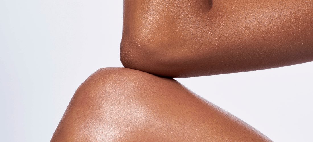 Mains appliquant un soin sur des coudes et des genoux