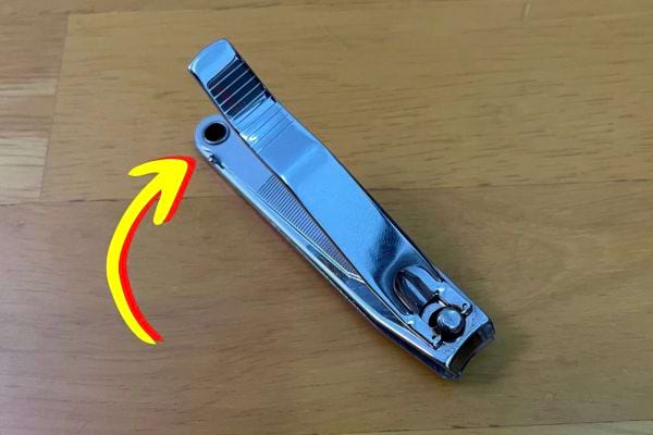 Coupe-ongles en métal posé sur un fond clair