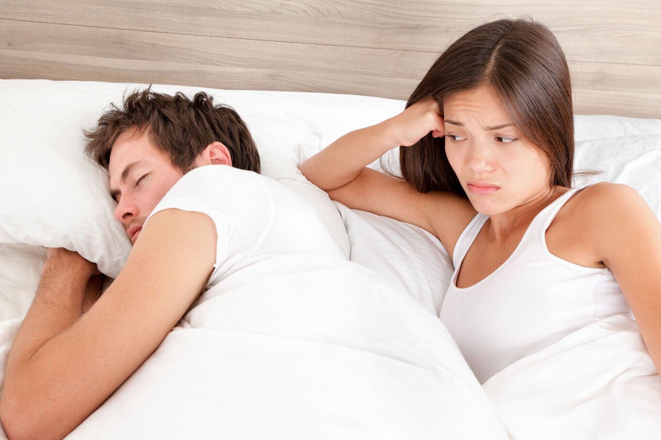 Couple semblant s'ennuyer dans leur routine quotidienne