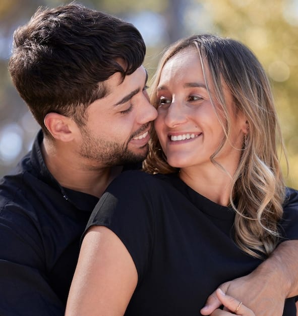 Décoder une étreinte masculine : ce que révèle vraiment ce geste silencieux