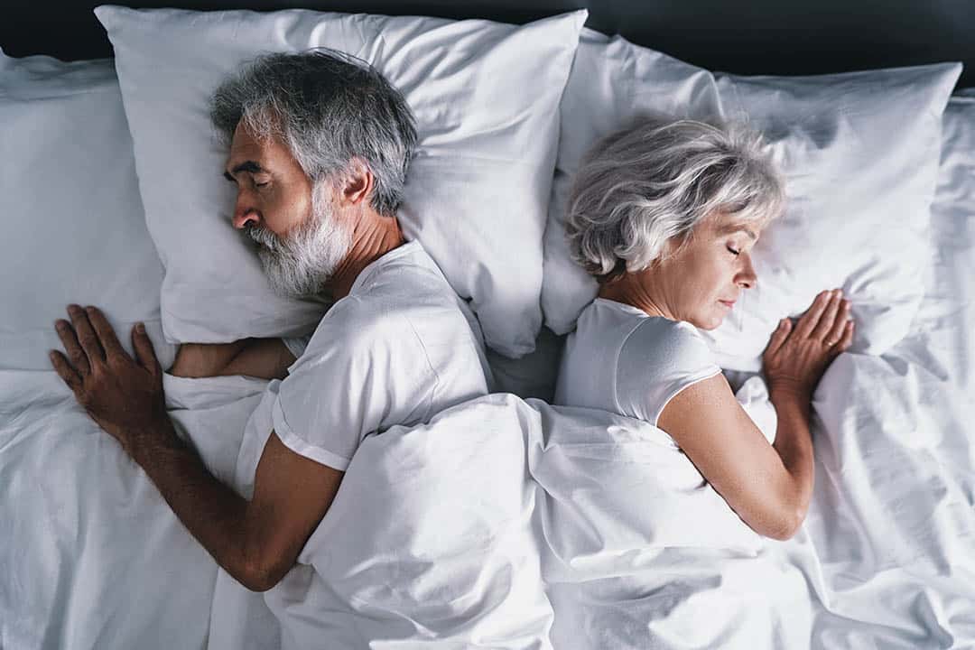 Lits séparés après 50 ans : et si c’était la clé d’un sommeil enfin paisible ?