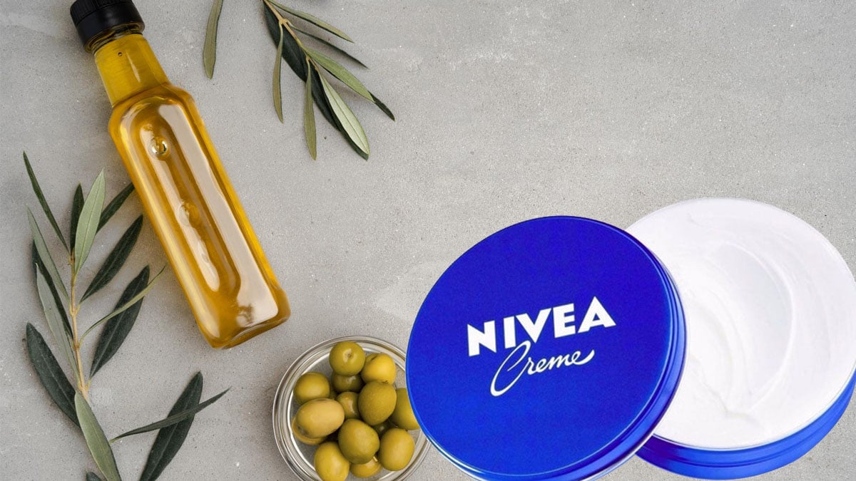 Mains mélangeant de la crème Nivea et de l'huile d'olive dans un bol en céramique