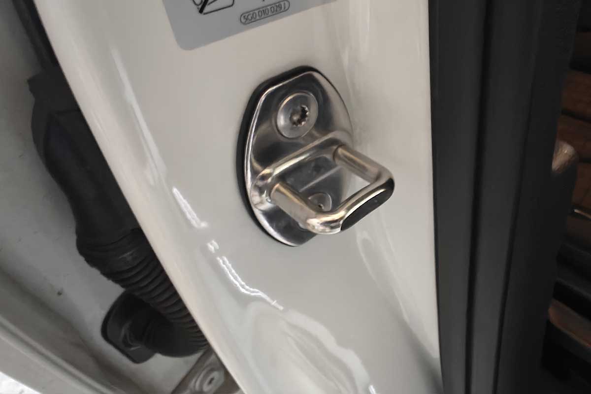 Détail d'un crochet de portière de voiture en métal