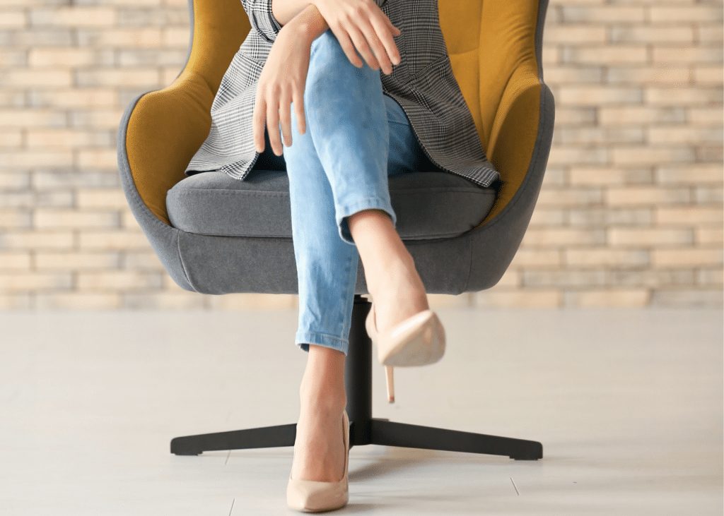 Femme debout croisant les jambes