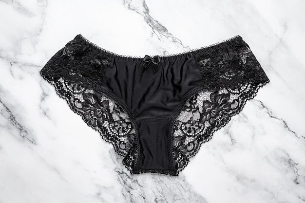 Culotte en soie noire avec dentelle sur fond marbré