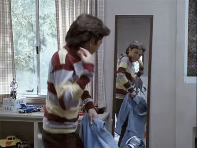 GIF drôle d'une personne qui chuchote à l'oreille de sa version plus jeune