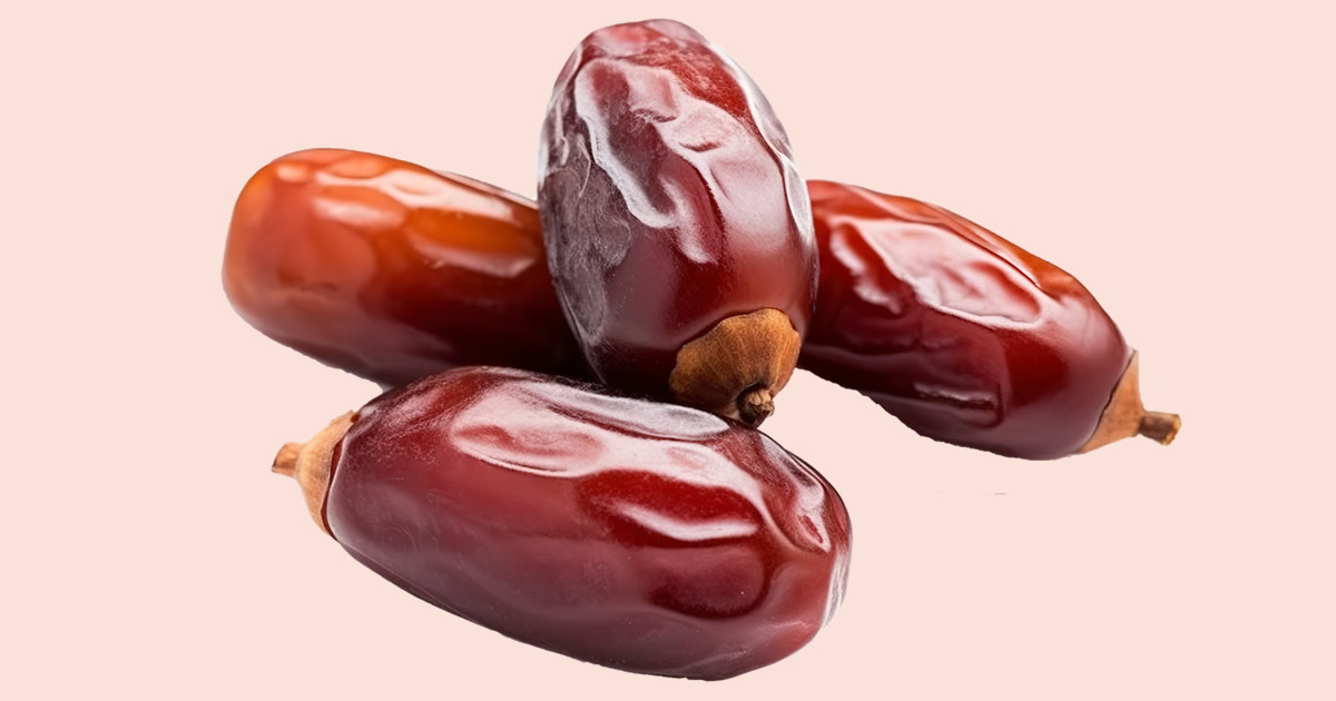 Un plateau de dattes fraîches et séchées