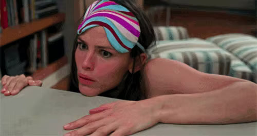 GIF humoristique montrant une personne hésitant entre deux personnalités