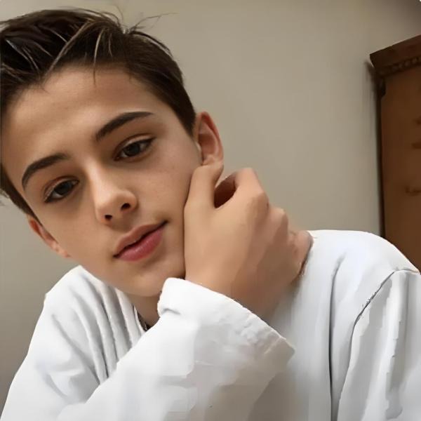 William Franklyn-Miller regardant droit vers l'objectif, expression sérieuse