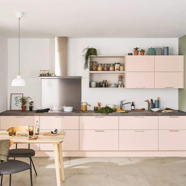 Redonnez de l’éclat à vos meubles de cuisine grâce à un duo d’ingrédients surprenant