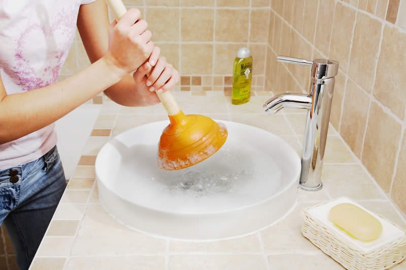 Photo d'une ventouse posée à côté d'un évier