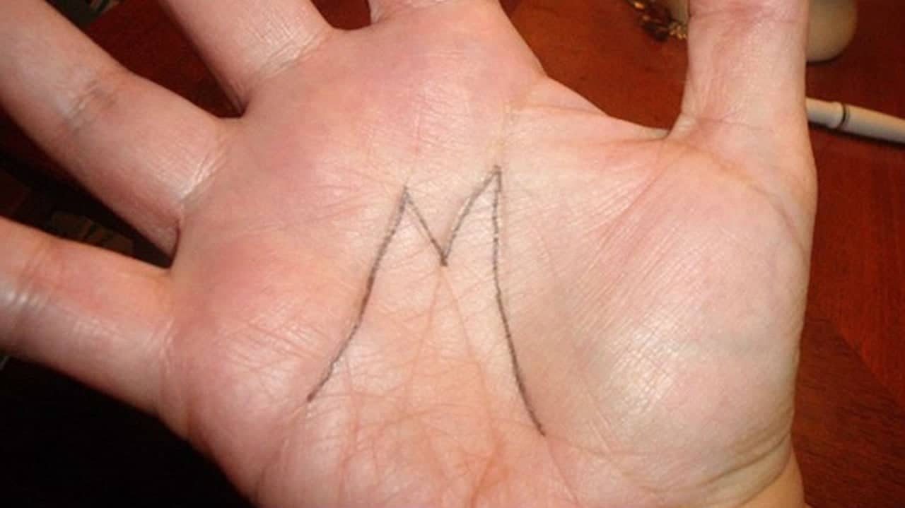 Le « M » gravé dans votre main : ce signe rare en dit long sur votre personnalité