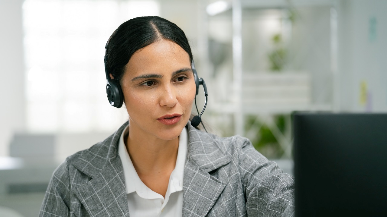 Une personne regardant son téléphone avec soulagement, des icônes d'appels barrés à l'écran