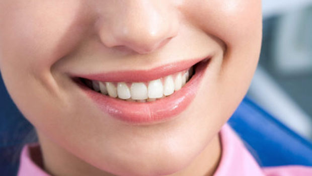 Femme pratiquant l'oil pulling avec de l'huile de coco