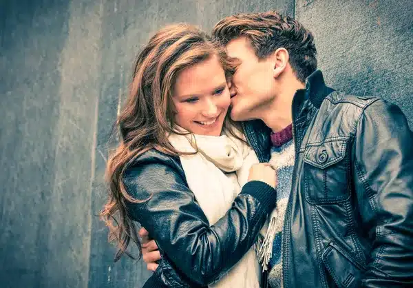 Les 9 preuves discrètes qu’il est éperdument amoureux de vous (sans avoir besoin de le dire)